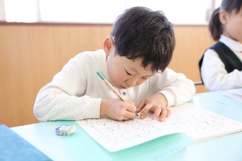 硬筆する香取幼稚園の園児