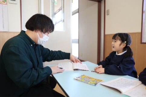 先生の話を聞く園児